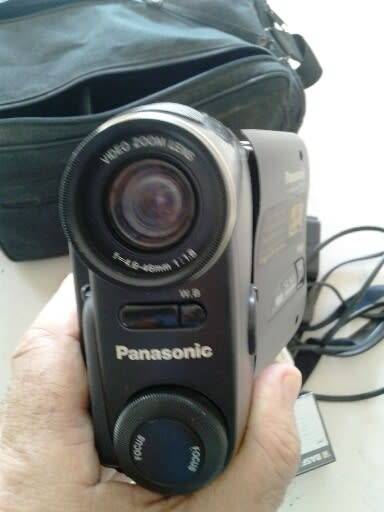 VINTAGE PANASONIC NV-R10 -VHS-C MOVIE CAMERA  + ACCESSORIES & BAG ( CASSETTE INSERT FAULTY)